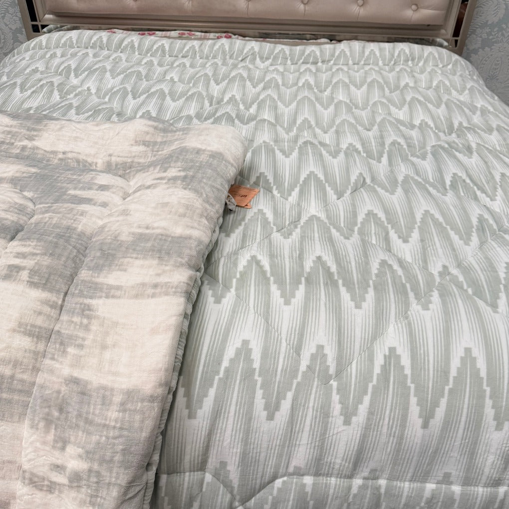 ELEGANT REVERSIBLE QUILT FOR SUPER KING BED