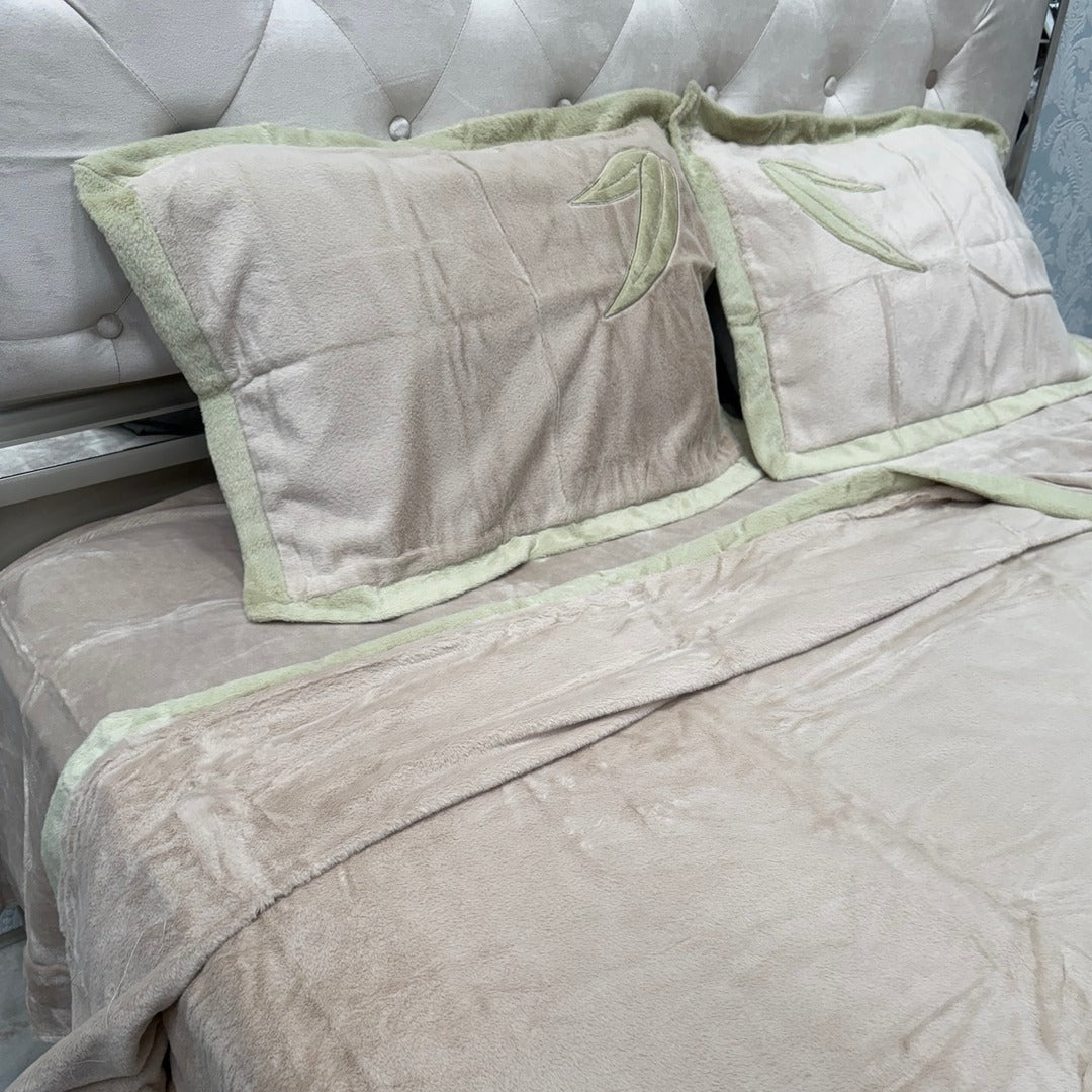 WINTER LUXURIOUS EMBROIDERY REVERSIBLE DUVET COVER ( 4 PCS) KING SIZE BEDHSEET FIT ON SUPER KING SIZE AS WELL