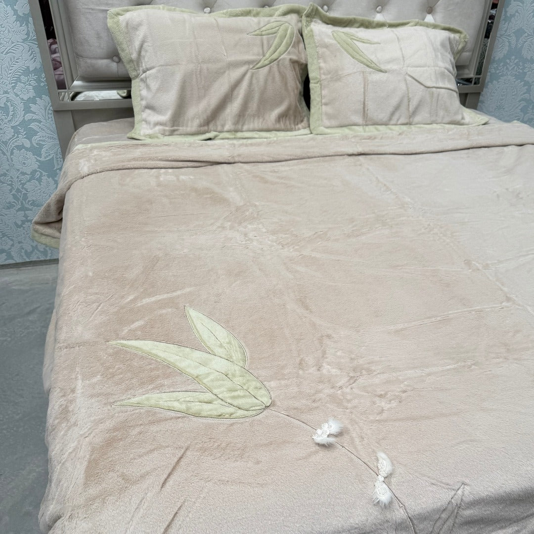 WINTER LUXURIOUS EMBROIDERY REVERSIBLE DUVET COVER ( 4 PCS) KING SIZE BEDHSEET FIT ON SUPER KING SIZE AS WELL