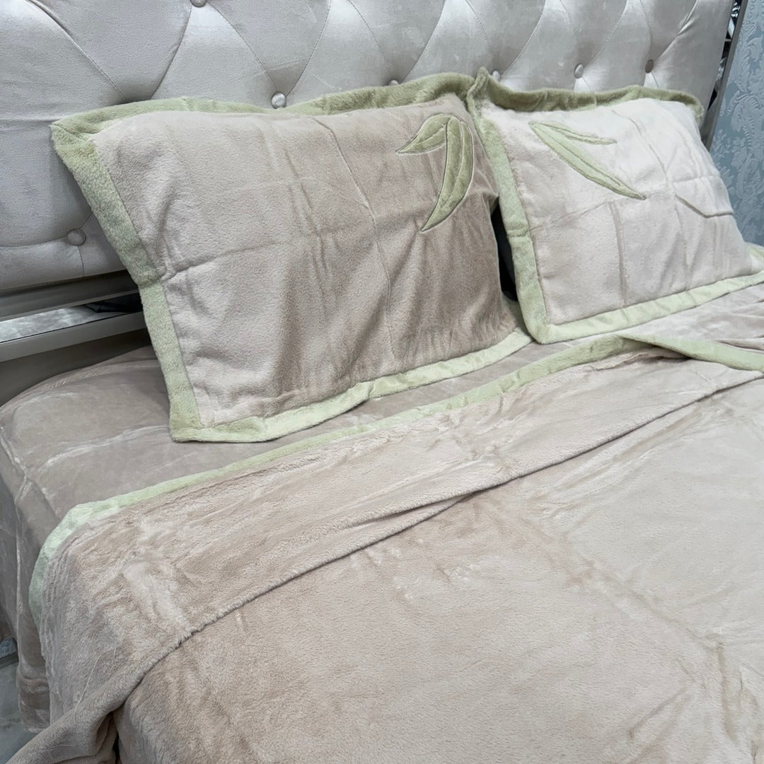 WINTER LUXURIOUS EMBROIDERY REVERSIBLE DUVET COVER ( 4 PCS) KING SIZE BEDHSEET FIT ON SUPER KING SIZE AS WELL
