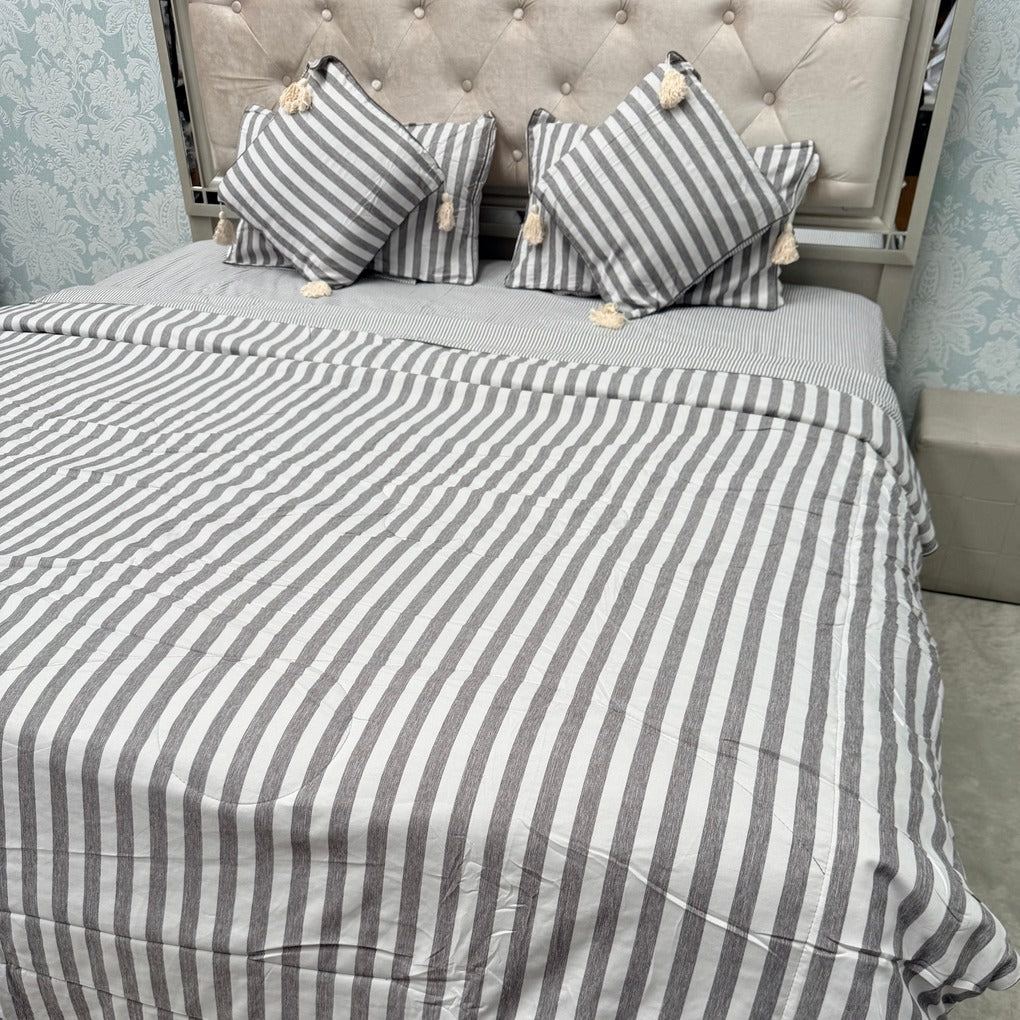 LUXURY REVERSIBLE COMFORTER SET WITH MATCHING PILLOW COVERS & CUSHIONS