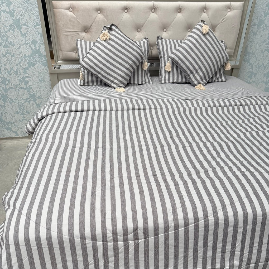 LUXURY REVERSIBLE COMFORTER SET WITH MATCHING PILLOW COVERS & CUSHIONS