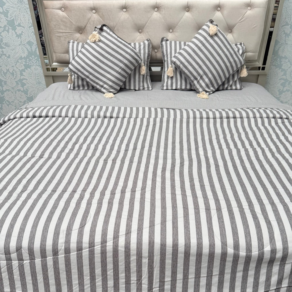 LUXURY REVERSIBLE COMFORTER SET WITH MATCHING PILLOW COVERS & CUSHIONS