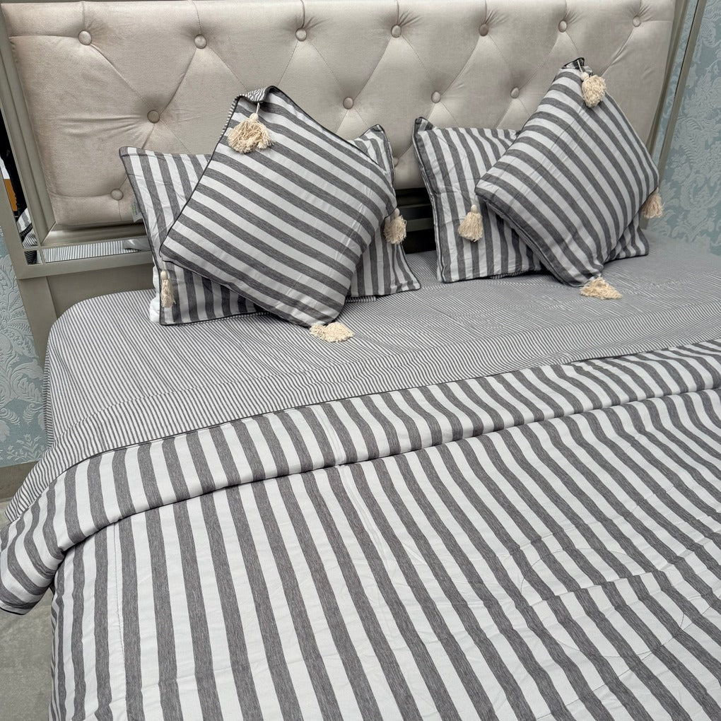 LUXURY REVERSIBLE COMFORTER SET WITH MATCHING PILLOW COVERS & CUSHIONS